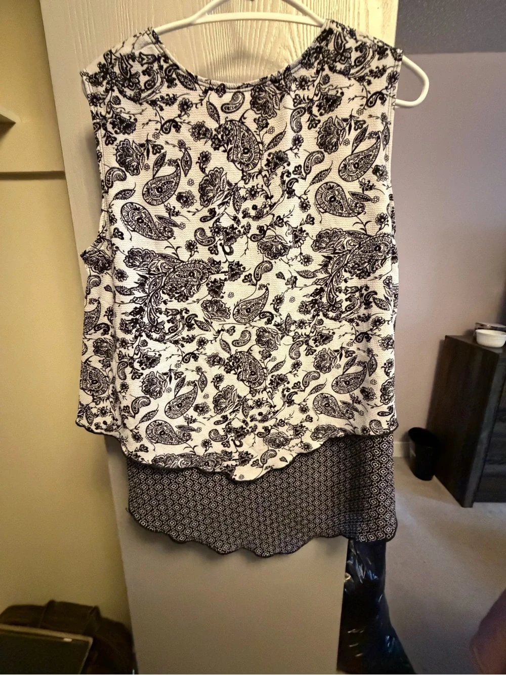 Abella Black & White Paisley Layered Sleeveless Tunic Top - Picture 3 of 3
